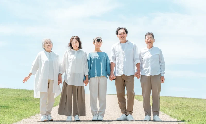 道のある丘にいる幸せな家族,三世代家族（相続・登記に関する記事のイメージ）