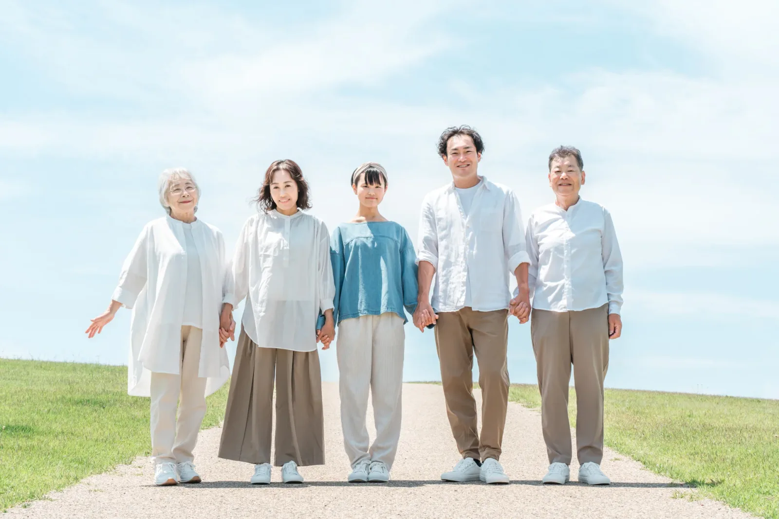 道のある丘にいる幸せな家族,三世代家族(相続・登記に関する記事のイメージ)