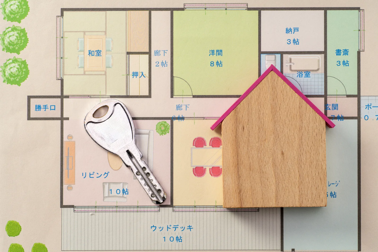 間取り図と防犯性の高い鍵と家形のプレート(不動産買取業者に関する記事のイメージ)
