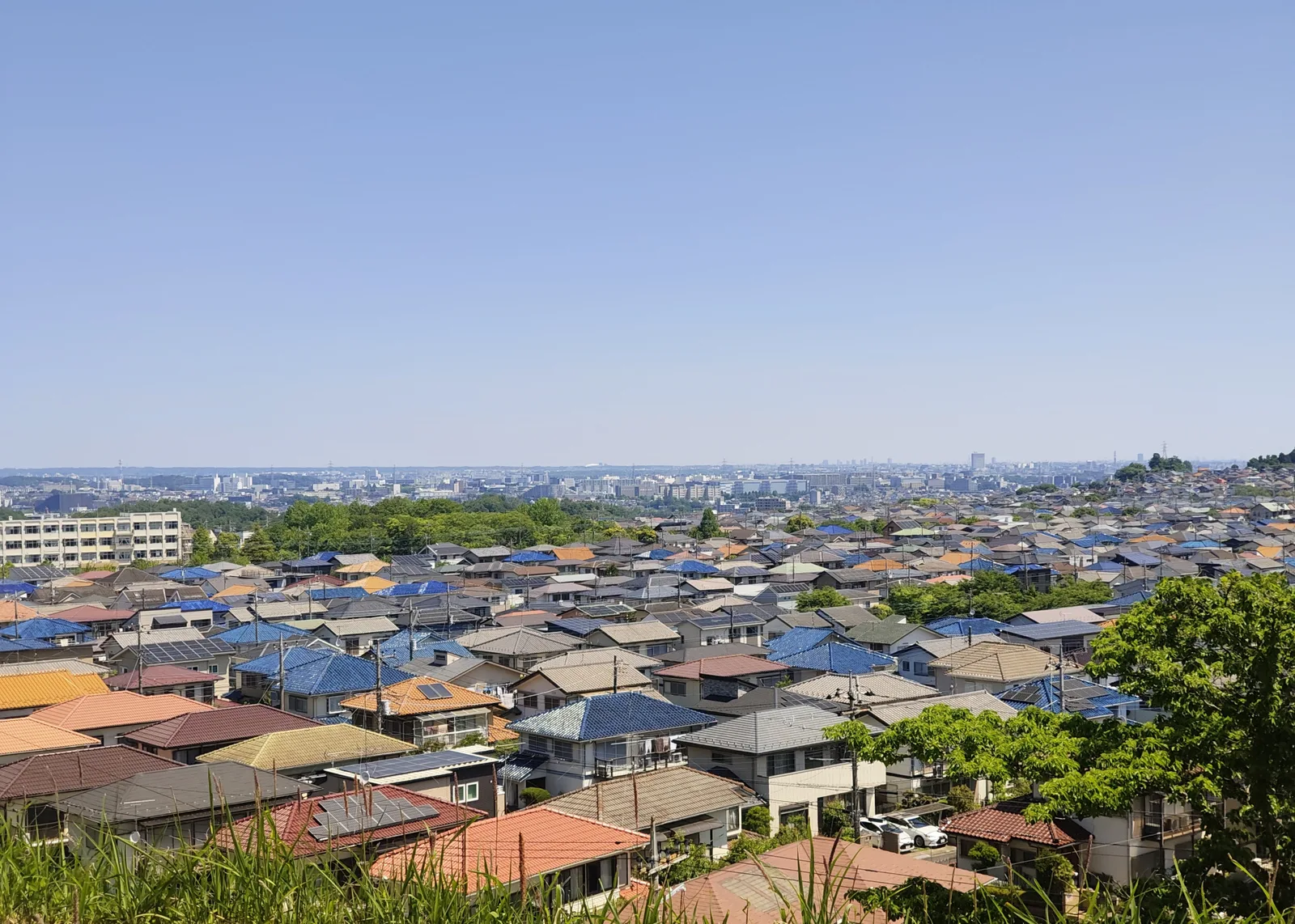 青空と広がる住宅街の街並み(借地権・底地に関する記事のイメージ)