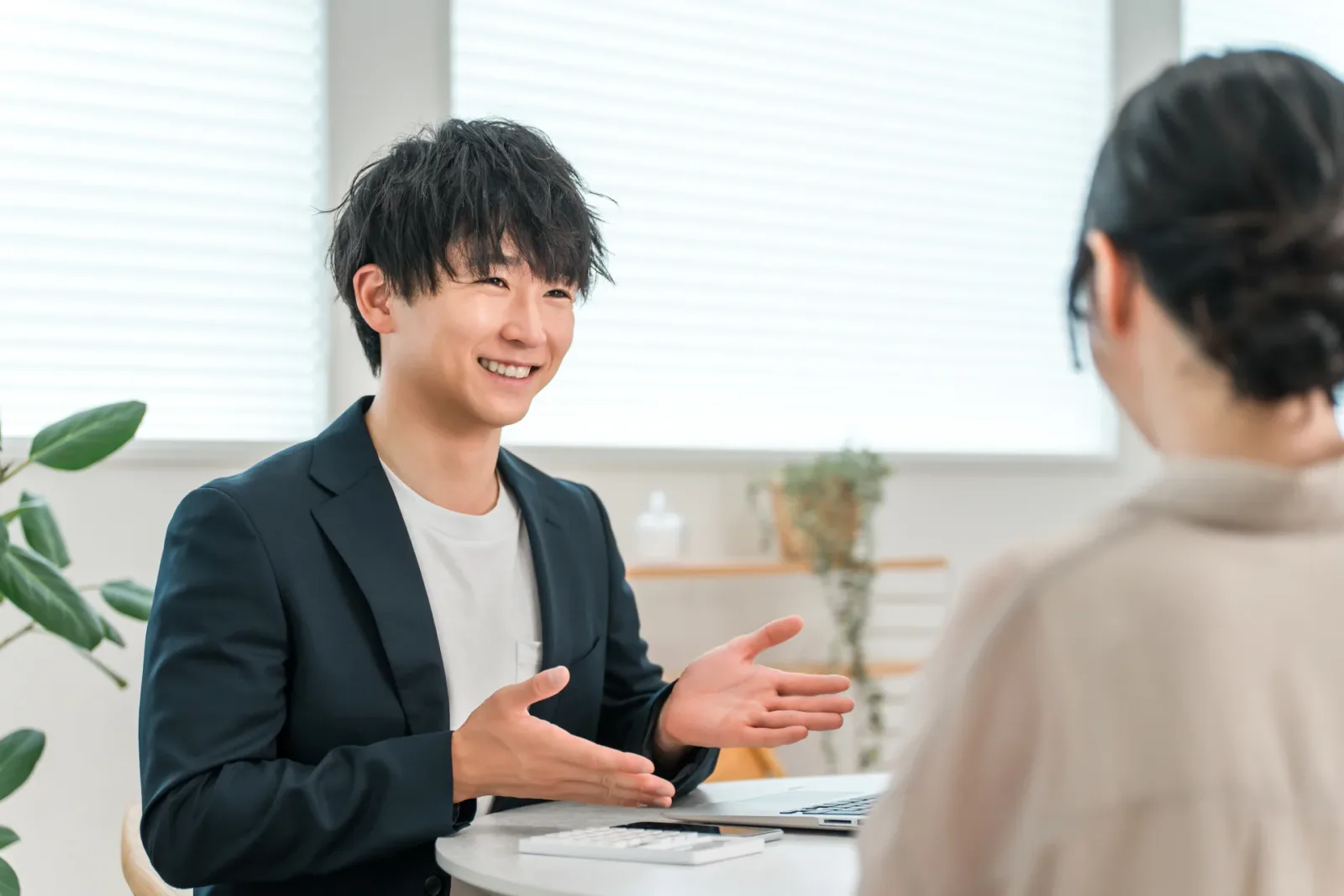 顧客と打ち合わせ,商談をするビジネスマン(不動産買取業者に関する記事のイメージ)