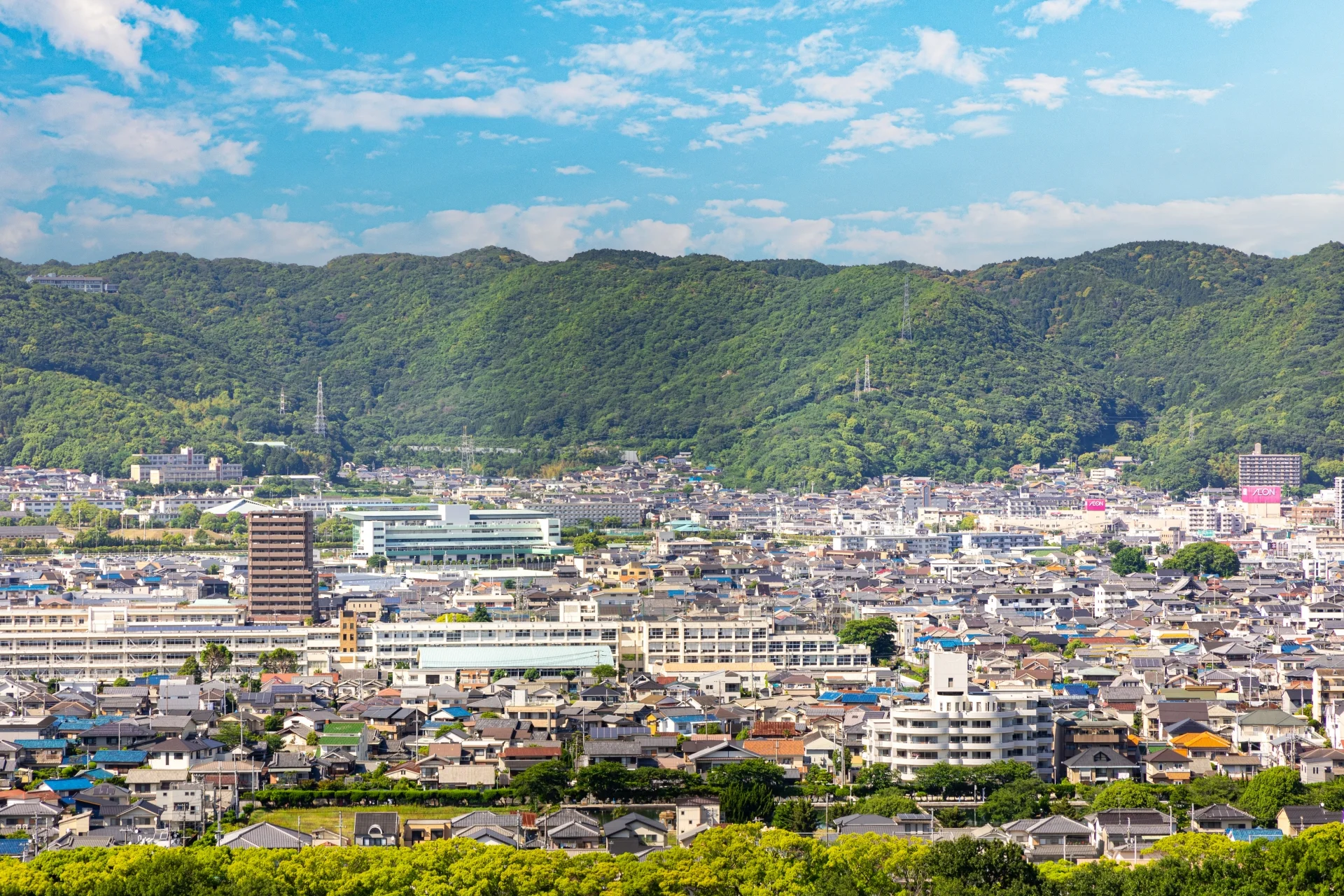 山すそまで戸建て住宅と集合住宅が広がる姫路市の街並み（兵庫の共有持分の買取のイメージ）