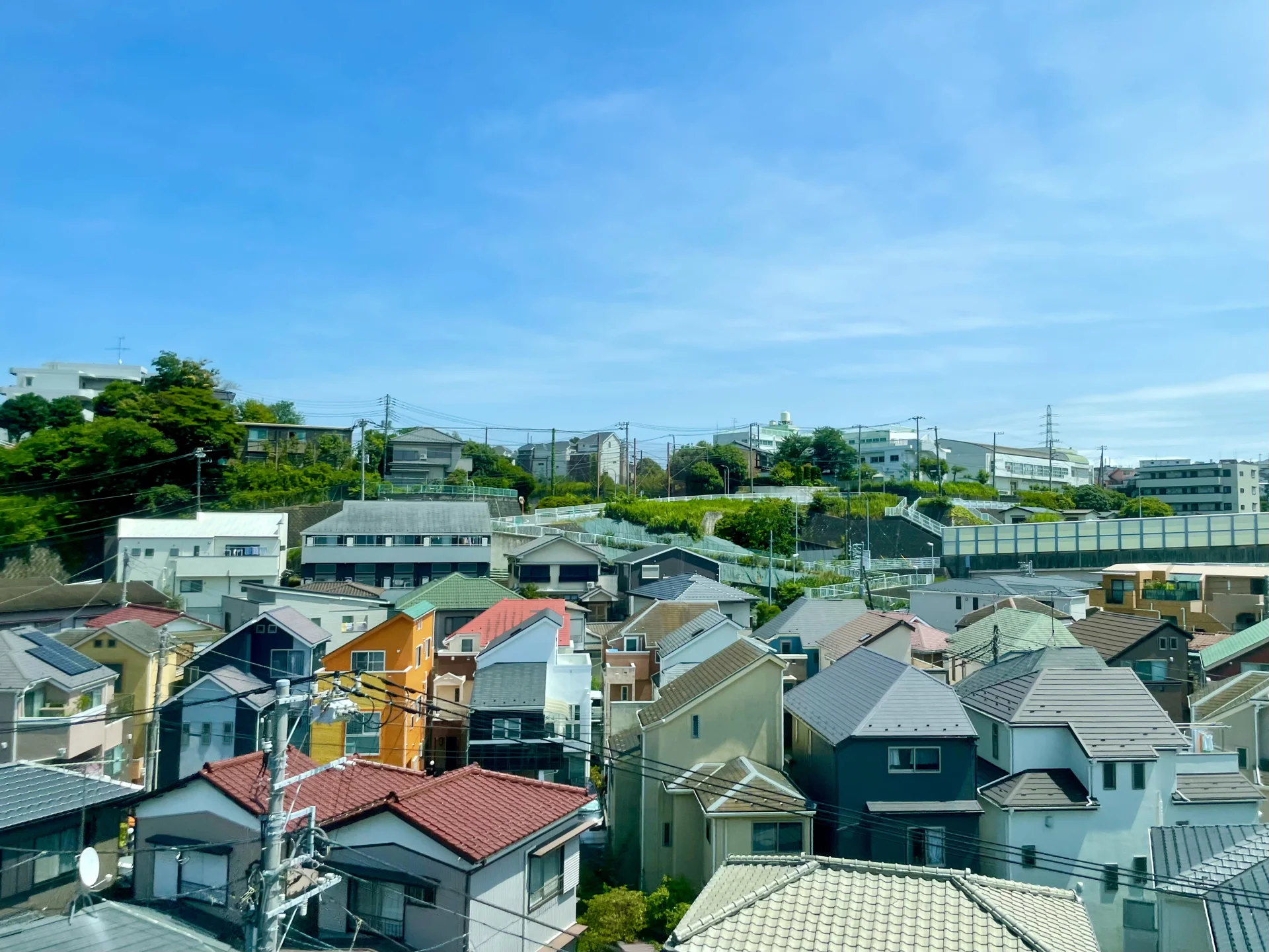 戸建て住宅が斜面に建ち並ぶ横浜市磯子区杉田の住宅地(神奈川の共有持分の買取のイメージ)