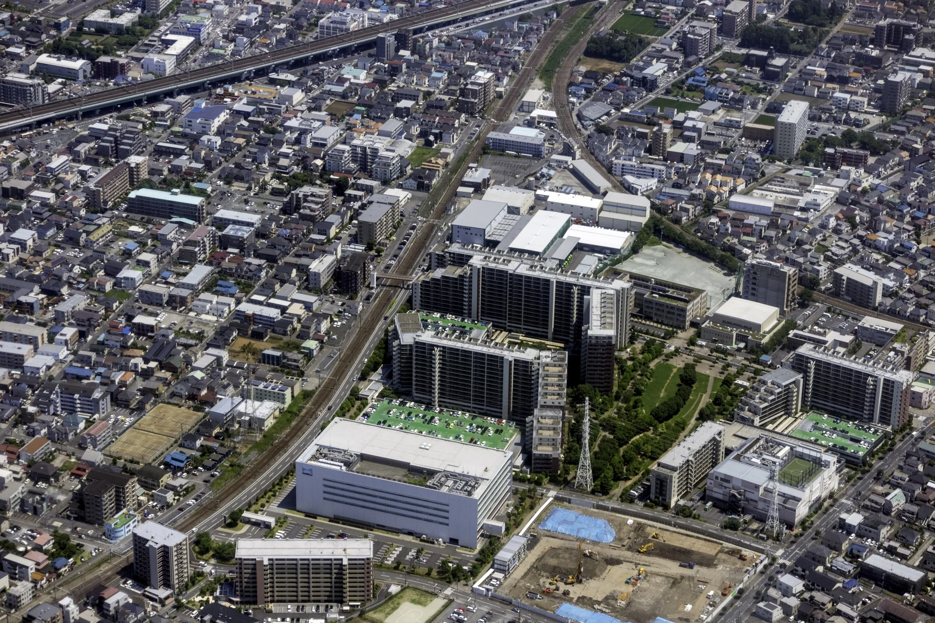 戸建て住宅とマンションが広がるさいたま市北区宮原町付近の空撮(埼玉の共有持分の買取のイメージ)