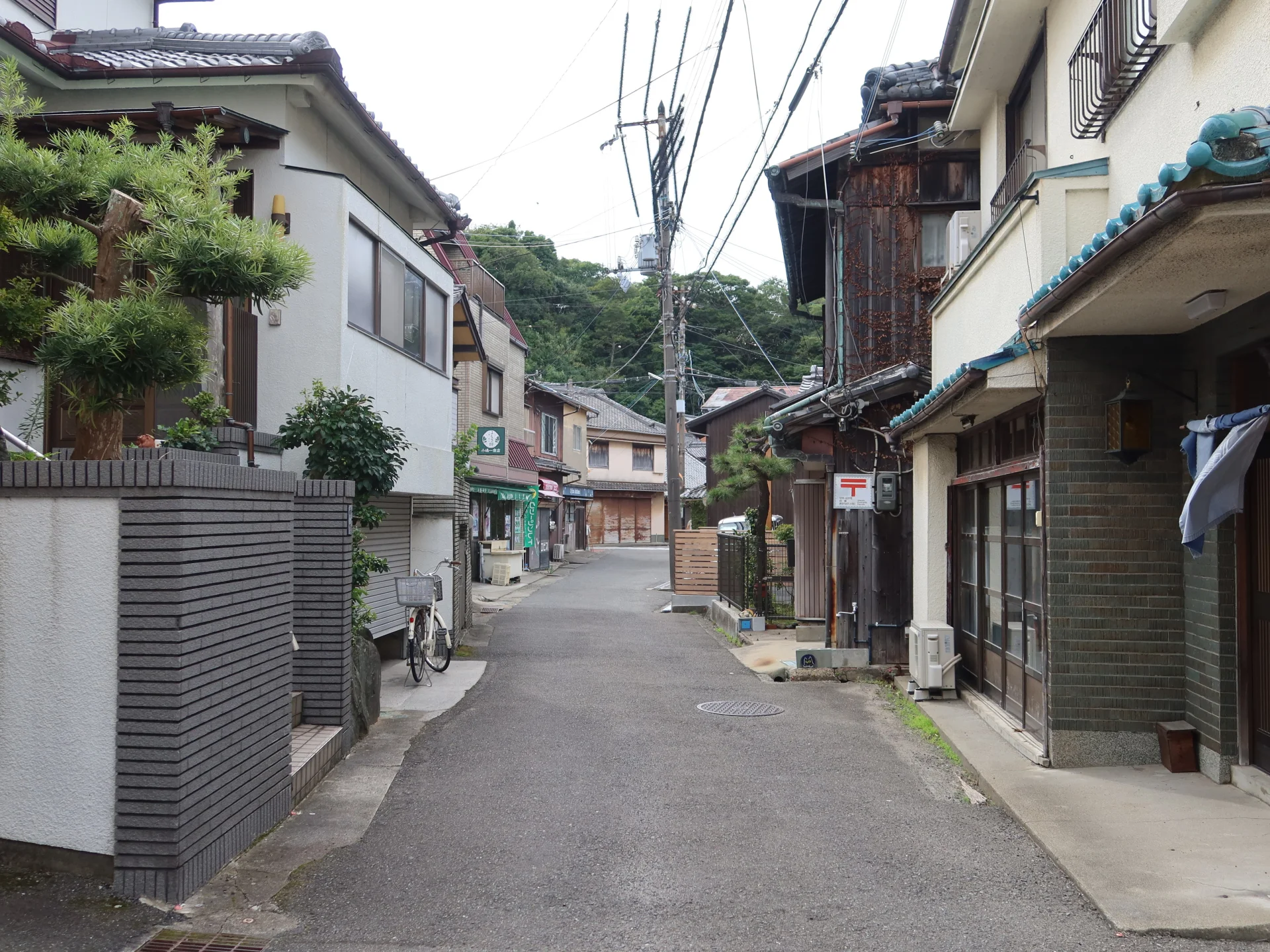 瓦屋根の住宅が両側に並ぶ和歌山市加太の路地（和歌山の共有持分の買取のイメージ）